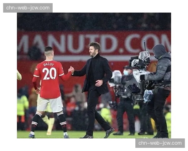 曼联边后卫助攻幅度过大 达洛特卢克肖前插留下身后空当